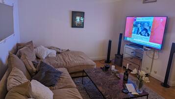 Apartamento, várias camas | Área de estar