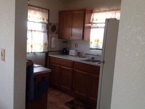 Fridge, oven, stovetop, coffee/tea maker