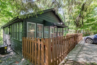 Black Cabin Getaway in Beautiful Woods I Valpo University | Flint Lake | Dunes