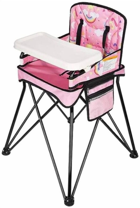 Une chaise haute rose avec un plateau et une poche de rangement.