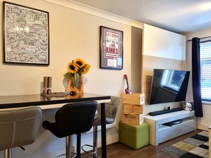 Departamento clásico, 1 habitación | Área de sala de estar | Televisión de pantalla plana