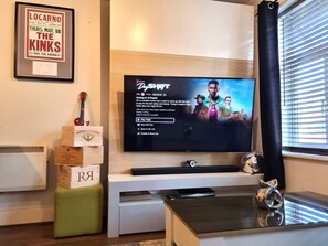 Apartamento clássico, 1 quarto | Área de estar | TV de tela plana