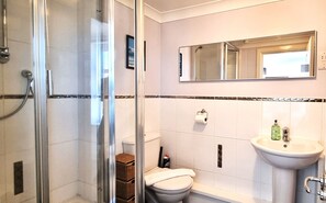 Apartamento clássico, 2 quartos | Banheiro | Toalhas de banho, papel higiênico