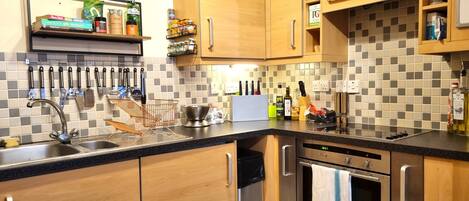 Classic Apartment, 1 Bedroom | Private kitchen