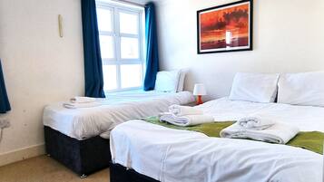 Classic-Apartment, 2 Schlafzimmer | 2 Schlafzimmer, schallisolierte Zimmer, Bügeleisen/Bügelbrett