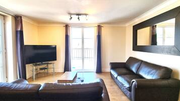 Classic-Apartment, 2 Schlafzimmer | Wohnbereich | Flachbildfernseher