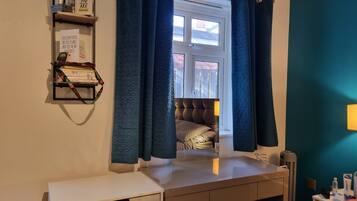 Classic-Apartment, 1 Schlafzimmer | 2 Schlafzimmer, schallisolierte Zimmer, Bügeleisen/Bügelbrett