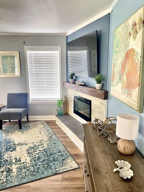 Smart-TV, Kamin, Bücher, Computerbildschirme