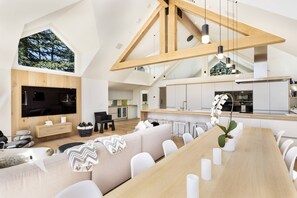 Maison (Castle Creek Drive Home) | Coin séjour | Télévision à écran plat de 72 pouces avec chaînes par câble, cheminée