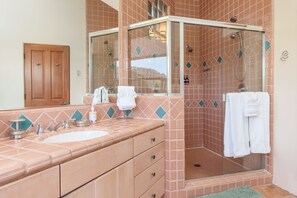 Shower, jetted bath, hair dryer, towels - Pueblo Sedona - Perfect West Sedona location with views.  (Sedona)