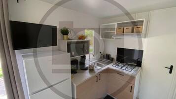 Kühlschrank, Herdplatte, Wasserkocher mit Kaffee-/Teezubehör