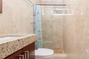 Shower, hair dryer, towels, soap - Beachfront 1BR - Stunning Views - Near Hotel Zone & Isla Mujeres Ferry (Cancun)