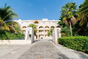 Exterior - Beachfront 1BR - Stunning Views - Near Hotel Zone & Isla Mujeres Ferry (Cancun)