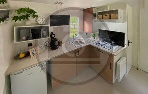 Kühlschrank, Herdplatte, Wasserkocher mit Kaffee-/Teezubehör