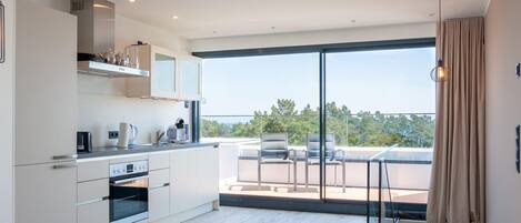 Køleskab, kogeplade, opvaskemaskine, kaffe-/temaskine