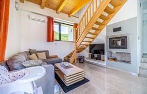 Smart TV, fireplace, stereo