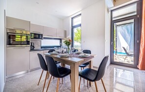 Refrigerador, horno, parrilla de estufa y cafetera y tetera 