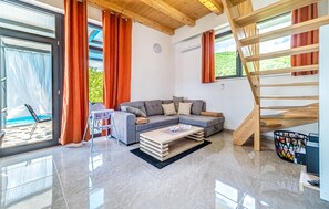 Smart TV, chimenea y estéreo 