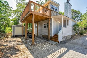 Exterior - Lit Beachin Bungalow Retreat Golf Cart & King Bed Walk to Beach (North Myrtle Beach)