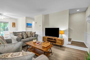 Smart TV, stereo - Lit Beachin Bungalow Retreat Golf Cart & King Bed Walk to Beach (North Myrtle Beach)