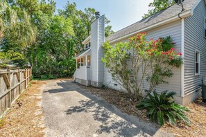 Exterior - Lit Beachin Bungalow Retreat Golf Cart & King Bed Walk to Beach (North Myrtle Beach)