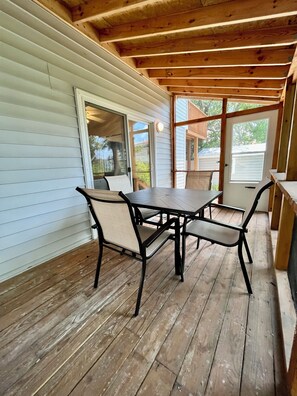 Outdoor dining - Lit Beachin Bungalow Retreat Golf Cart & King Bed Walk to Beach (North Myrtle Beach)