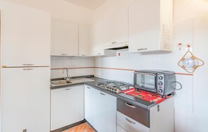 Refrigerador, parrilla de estufa y utensilios de cocina 