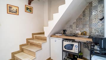 Een koelkast, een koffiezetapparaat/waterkoker