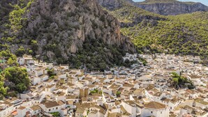 A coastal town with white buildings and a prominent rocky cliff. - Cozy apartment in Ubrique with WiFi (Ubrique)