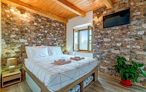 2 bedrooms, travel crib, free WiFi, bed sheets