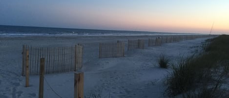 Plage à proximité, chaises longues, serviettes de plage