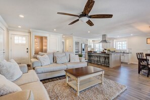 Smart TV, caminetto, videogiochi, lettore DVD