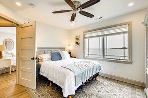 3 Schlafzimmer, Schreibtisch, Bügeleisen/Bügelbrett, WLAN