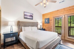 2 bedrooms, iron/ironing board, free WiFi, bed sheets - Relaxing Cabin with a Jacuzzi Tub and Private Covered Balcony (Branson)