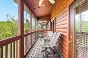 Terrace/patio - Relaxing Cabin with a Jacuzzi Tub and Private Covered Balcony (Branson)