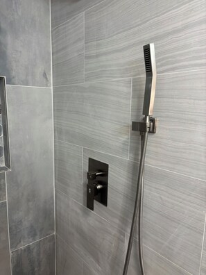 シャワー、ヘアドライヤー、タオル、トイレットペーパー
