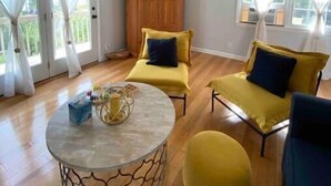 Una sala de estar con un sofá, una mesa de centro y un televisor.