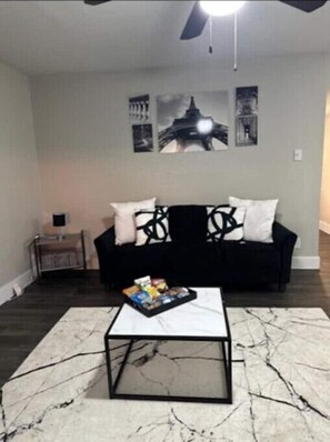 Smart TV - Stylish 2BD/2BA in Arlington | Convenient & Clean! (Arlington)