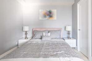 1 soverom, skrivebord, strykejern/-brett og reiseseng for barn