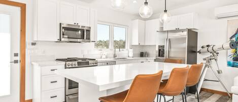 冷蔵庫、オーブン、コンロ、食器洗い機