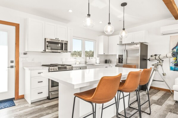 Fridge, oven, stovetop, dishwasher - *NEW* Sandtorini - Stargazing - Views - Fast Wi-fi (Yucca Valley)