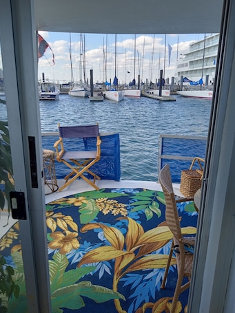 Interior. Private Houseboat In Beautiful Newport Harbor