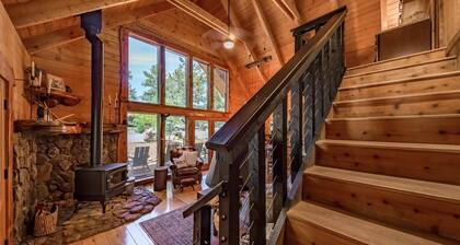 Coco's Creekside Cabin with Hot Tub, Firepit, and AC/Heat in Munds Park!