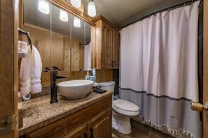 Secadora de cabello, toallas, jabón, shampoo 