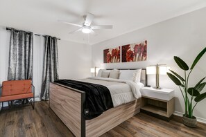1 bedroom, desk, iron/ironing board, travel cot - Ritzy Majestic - A Wholesome Experience (Dallas)