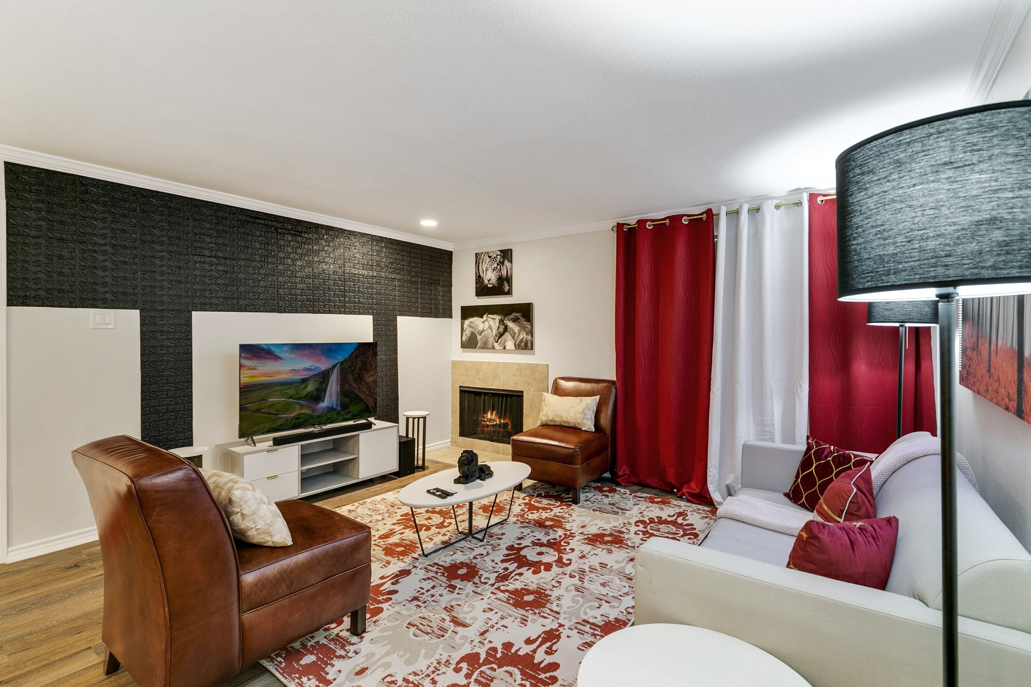 Smart TV, caminetto, monitor per computer