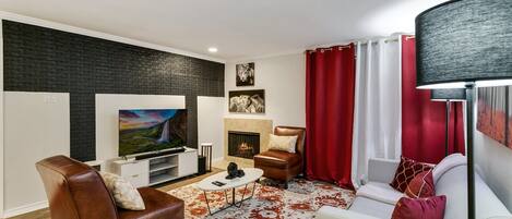 Smart TV, caminetto, monitor per computer