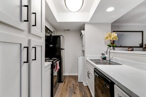 Fridge, microwave, oven, stovetop - Ritzy Majestic - A Wholesome Experience (Dallas)