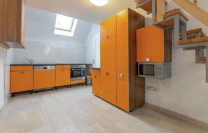 Fridge, stovetop, dishwasher