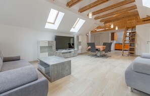 Smart TV, fireplace